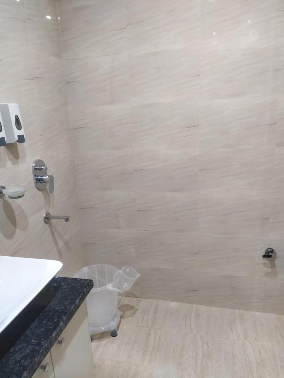 Limewood Stay - Near Golf Course Road Gurgaon Exterior foto