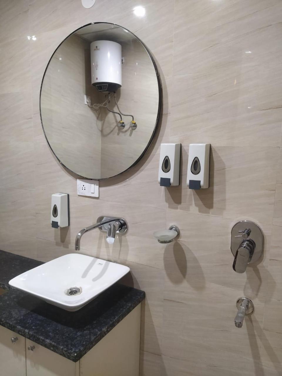 Limewood Stay - Near Golf Course Road Gurgaon Exterior foto